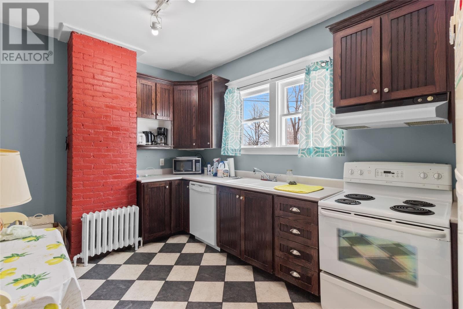 8 Glenridge Crescent thumbnail 15