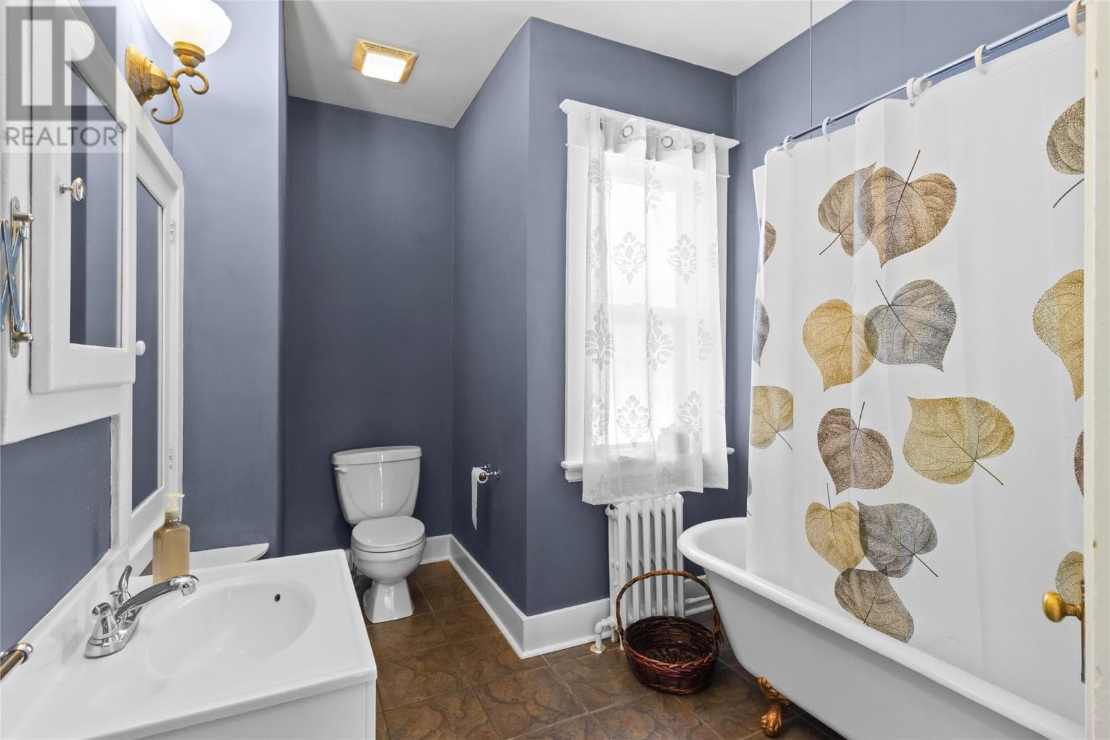 8 Glenridge Crescent thumbnail 16