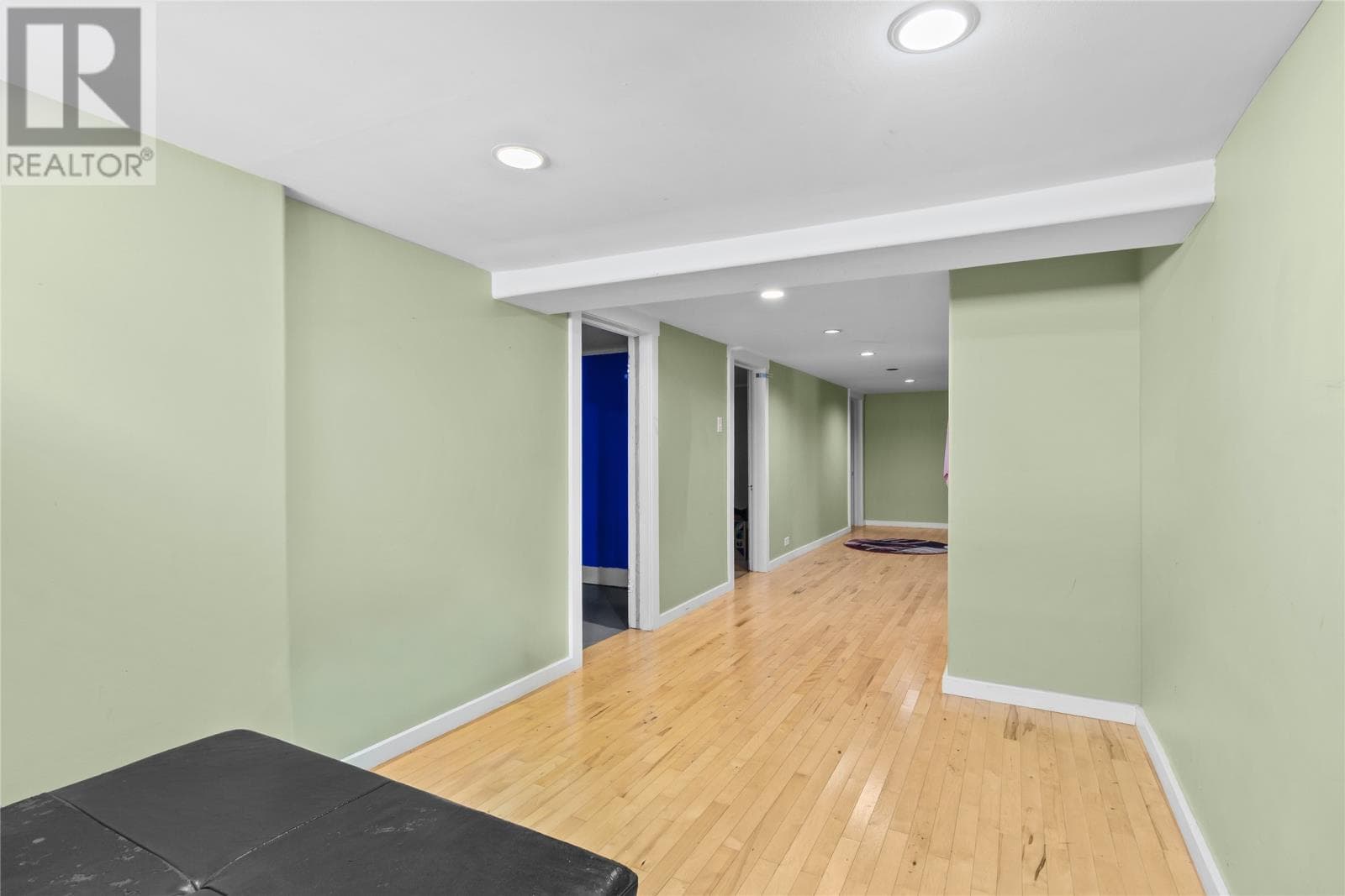 8 Glenridge Crescent thumbnail 17
